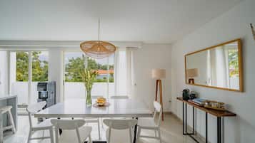 Comfort Villa, 2 Bedrooms | Dining room