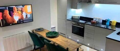 Kjøleskap, mikrobølgeovn, ovn og kokeplater