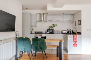 Fridge, microwave, oven, stovetop - Lace Market - 1-Bed Apt - Sleeps 3 - City Centre (Nottingham)