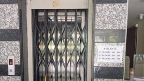 Una puerta metálica con un letrero que indica la sección A, pisos 101 al 104.