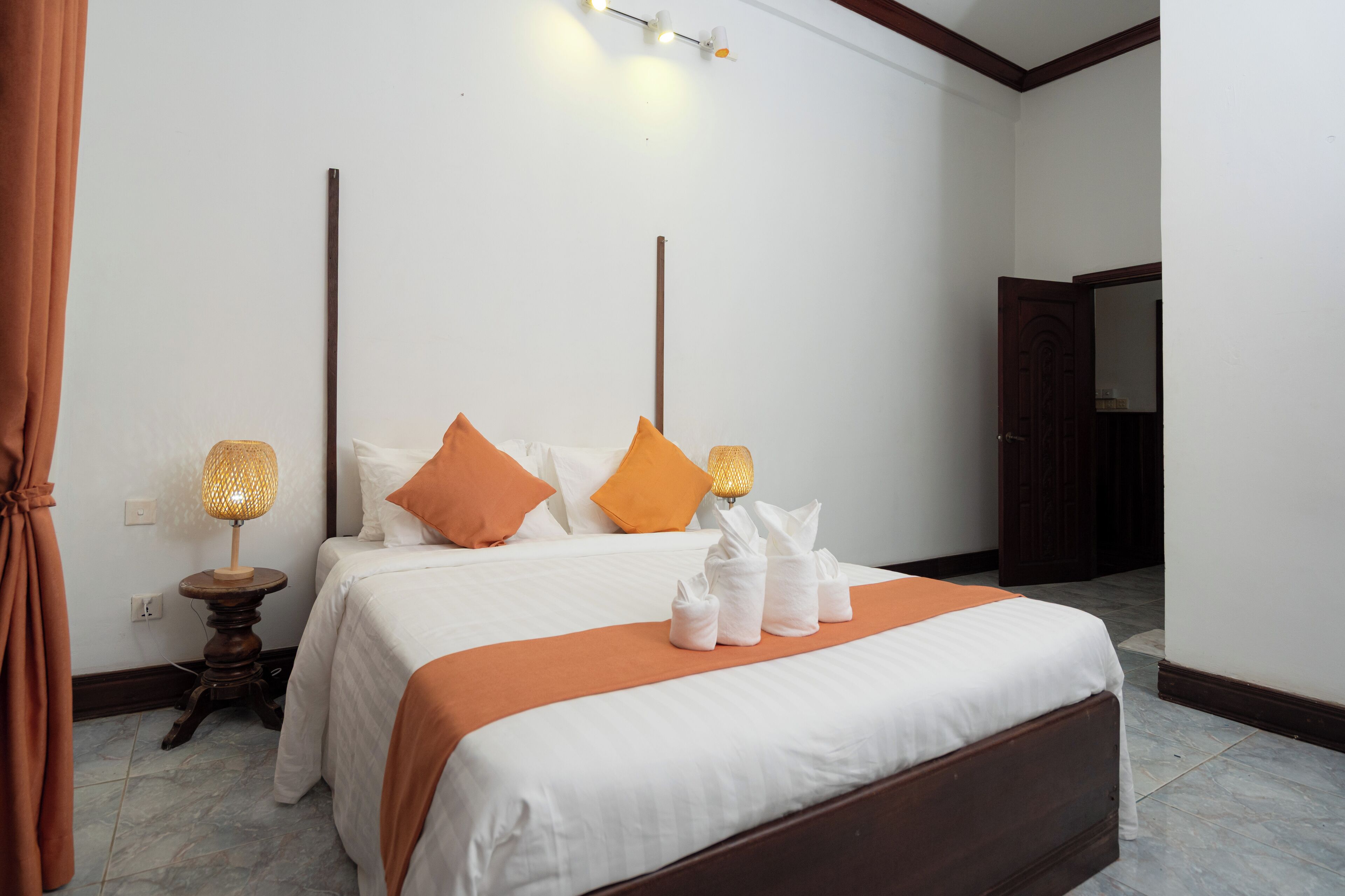 4 bedrooms, iron/ironing board, WiFi, bed sheets