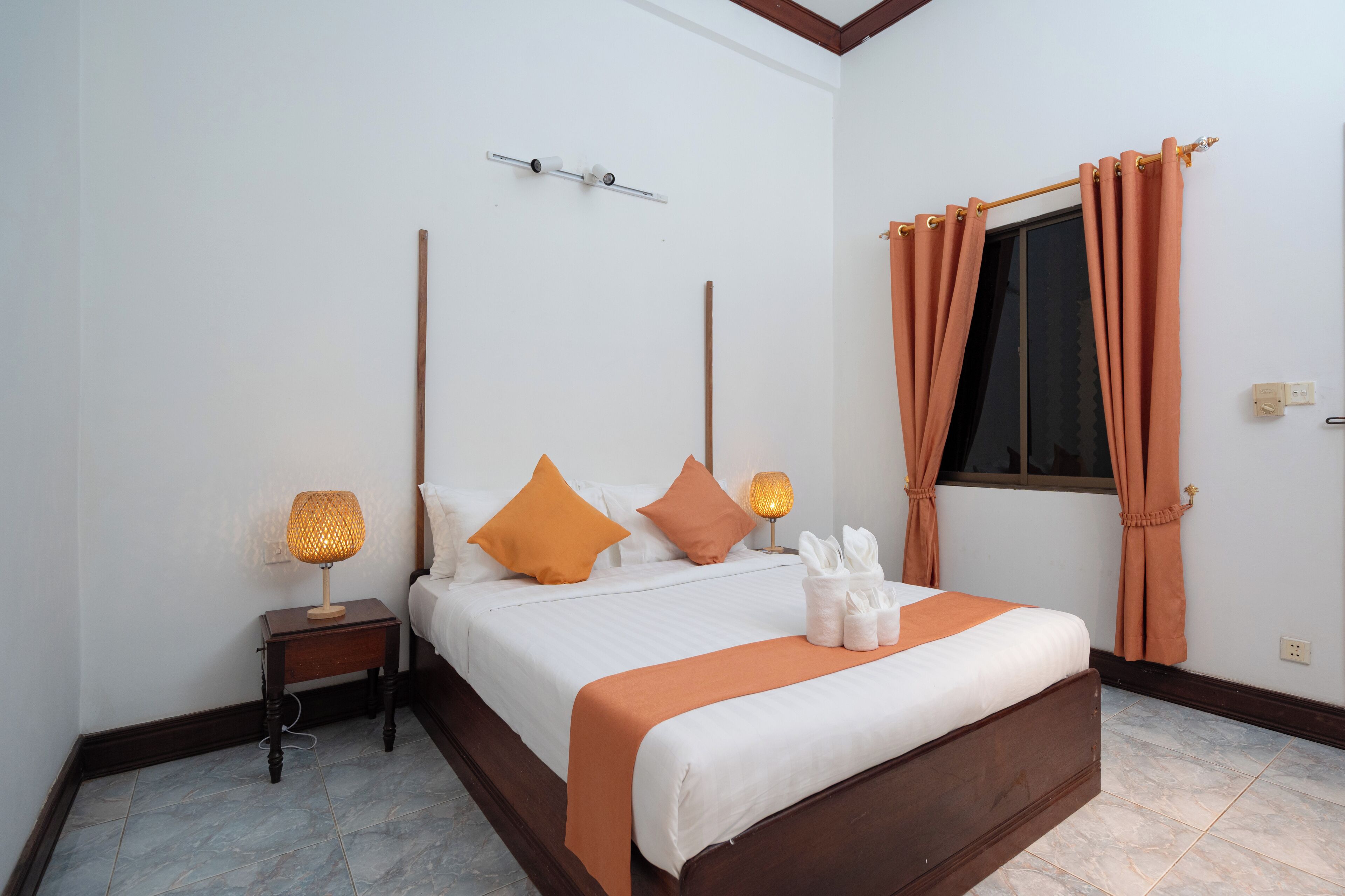 4 bedrooms, iron/ironing board, WiFi, bed sheets