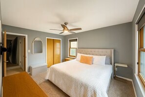 3 bedrooms, desk, free WiFi, bed sheets - Modern 3BR + Office • Dog-Friendly w/ Fenced Yard (South Euclid)