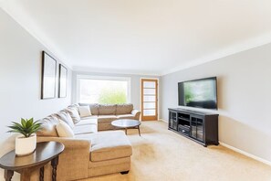 Smart TV, videojuegos, reproductor de DVD y tenis de mesa