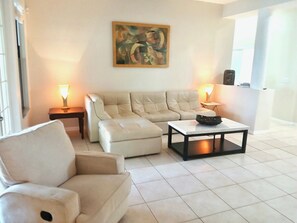 Living area - Spacious Waterfront 4BD/3BA in CC w/JAZCUZZI (Cape Coral)