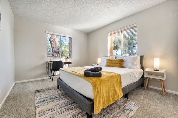 2 slaapkamers, een bureau, een strijkplank/strijkijzer, gratis wifi