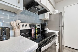 ثلاجة، ميكروويف، فرن، موقد طهي مسطح