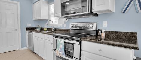 Frigorífico, microondas, horno y placa de cocina