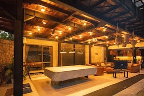 Luksusvilla, balkong, bassengutsikt | Oppholdsområde