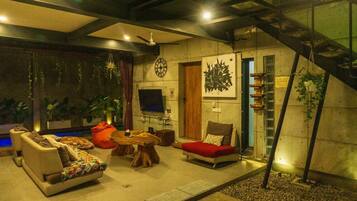 Villa Deluxe, 4 habitaciones, balcón, vista a la alberca | Área de sala de estar