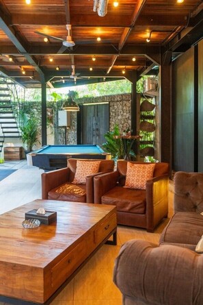 Villa Luxe, balcon, vue piscine | Coin séjour