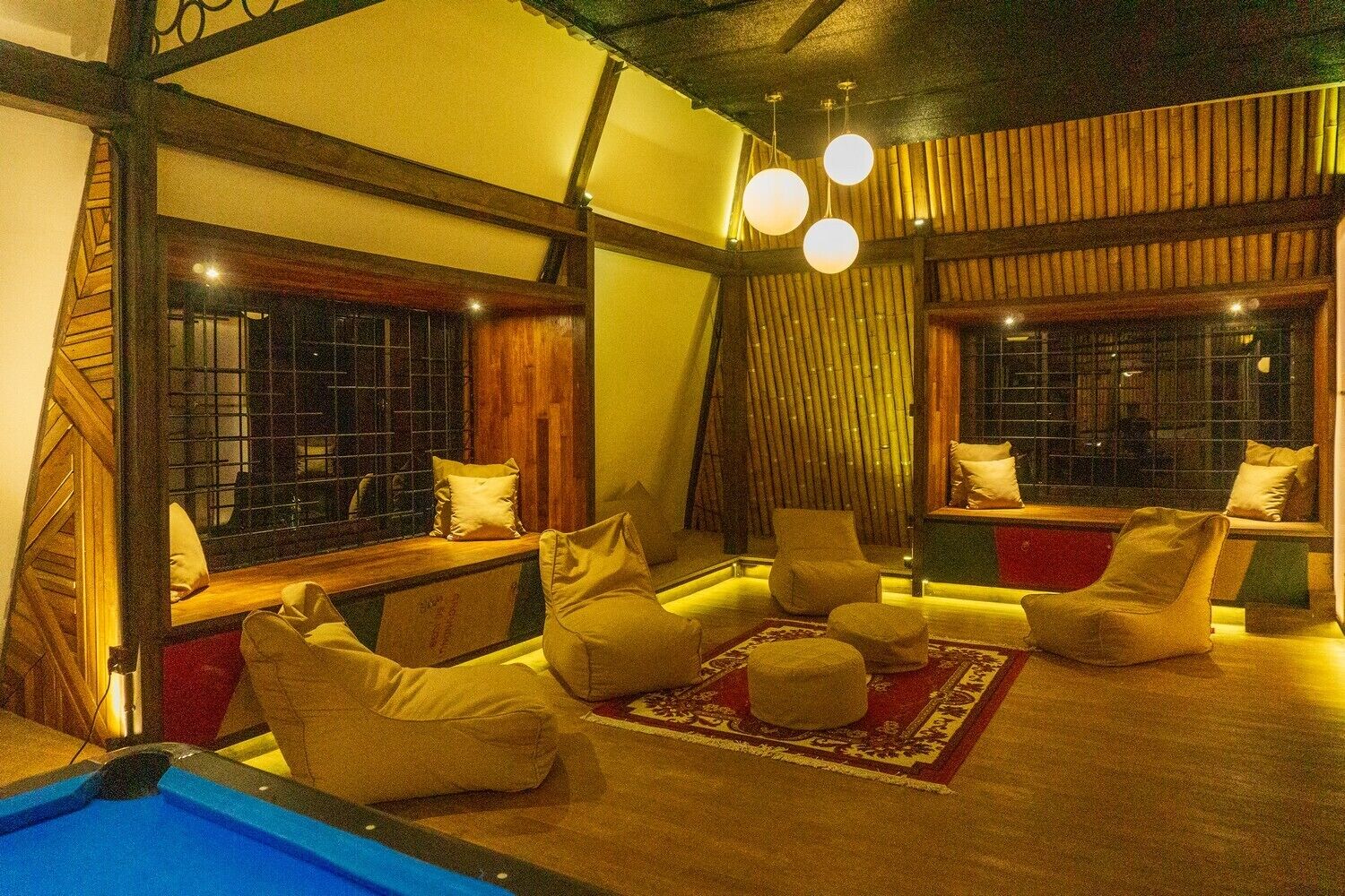 Vila luxo, 4 quartos, sacada, vista para a piscina | Escrivaninha, Wi-Fi de cortesia