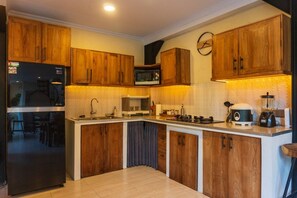 Vila Mewah, balkon, pemandangan kolam renang | Dapur pribadi | Lemari es