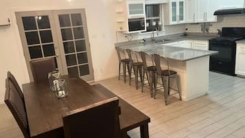 Mikrowelle, Ofen, Herdplatte, Geschirrspüler