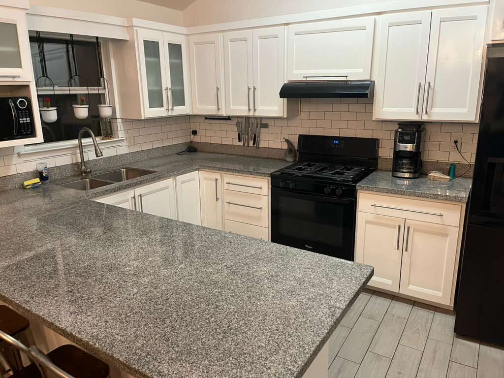 Mikrobølgeovn, ovn, kokeplater og oppvaskmaskin