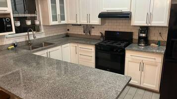 Mikrowelle, Ofen, Herdplatte, Geschirrspüler