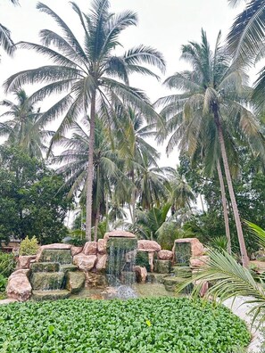 Villa, vista al jardín | Vista al agua