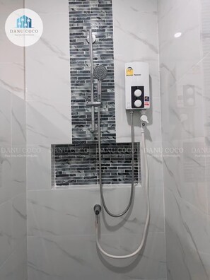 Een douche, gratis toiletartikelen, een haardroger, handdoeken