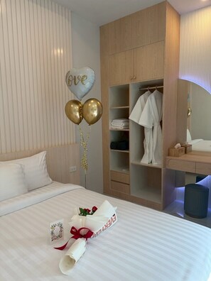 Villa, vista al jardín | Caja de seguridad en la habitación, cortinas blackout y insonorización 