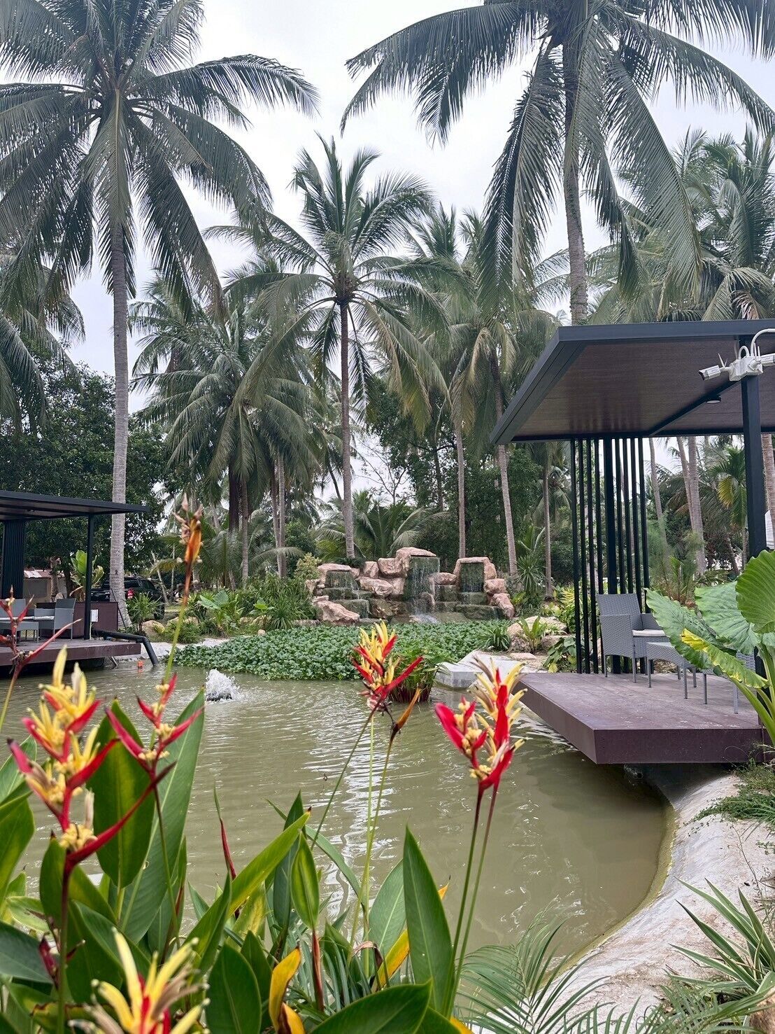 Villa, vista al jardín | Vista al agua