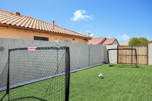 Sports court - CHILL & CHEER - FREE HEATED POOL NEAR STADIUM (Phoenix)