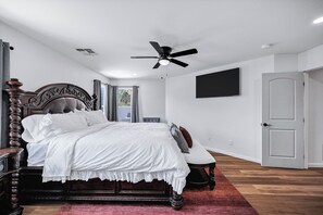 4 bedrooms, desk, iron/ironing board, WiFi - CHILL & CHEER - FREE HEATED POOL NEAR STADIUM (Phoenix)