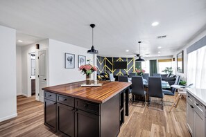 Interior - CHILL & CHEER - FREE HEATED POOL NEAR STADIUM (Phoenix)