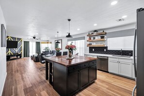 Interior - CHILL & CHEER - FREE HEATED POOL NEAR STADIUM (Phoenix)