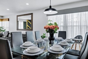 Dining - CHILL & CHEER - FREE HEATED POOL NEAR STADIUM (Phoenix)