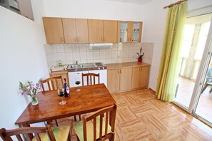 Fridge, oven, stovetop - Apartments Veselka, Lumbarda - One Bedroom Apartment With Terrace and Sea View (Lumbarda)