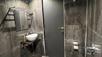 Dusche, kostenlose Toilettenartikel, Hausschuhe, Handtücher