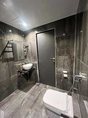 Een douche, gratis toiletartikelen, pantoffels, handdoeken