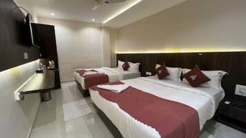 Deluxe-Dreibettzimmer | Schreibtisch, laptopgeeigneter Arbeitsplatz, Bügeleisen/Bügelbrett