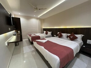 Deluxe driepersoonskamer | Een bureau, een laptopwerkplek, een strijkplank/strijkijzer, gratis wifi