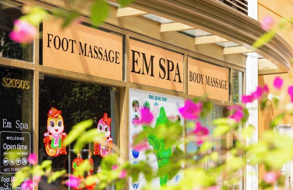 A storefront with signs for 'Foot Massage,' 'Em Spa,' and 'Body Massage.' - The Hill Apartment Phu Quoc Firework (Phu Quoc)
