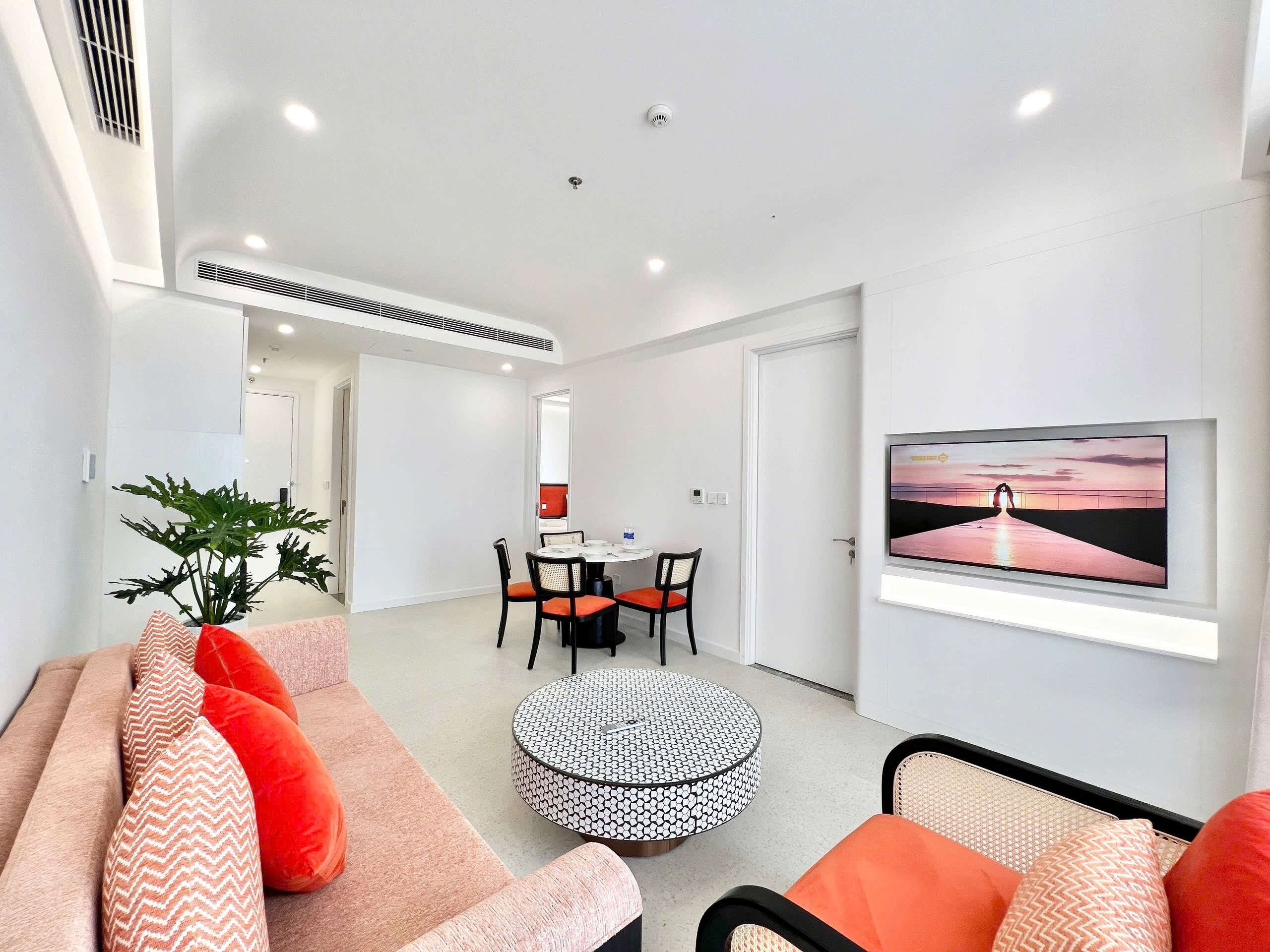 Apartamento luxo, 2 quartos, sacada, vista para o oceano | Área de estar | TV