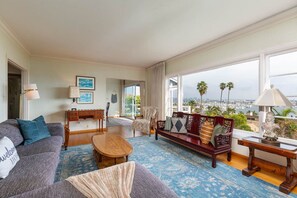 TV - Cozy Retro Home with Bay & City Views (San Diego)