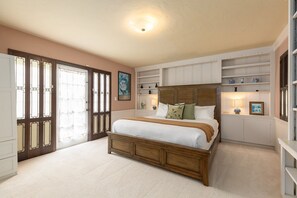 Desk, iron/ironing board, WiFi, bed sheets - Cozy Retro Home with Bay & City Views (San Diego)