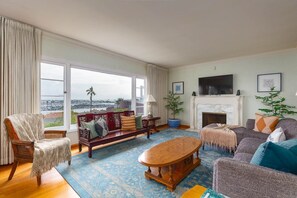 TV - Cozy Retro Home with Bay & City Views (San Diego)