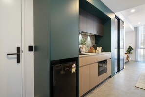 Apartment | Private kitchen - Modern Studio With Rooftop and BBQ Access (Perth)