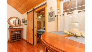 1 habitación, tabla de planchar con plancha, wifi gratis y ropa de cama 