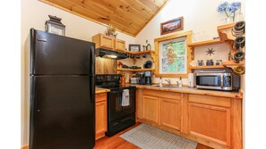 Fridge, microwave, oven, stovetop - Star View- Honeymoon Cabin| Mountain View| Hot Tub (Bryson City)