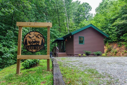 Starry Night- Honeymoon Cabin| Hot Tub| Near GSMNP