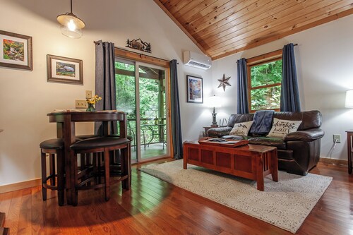 Starry Night- Honeymoon Cabin| Hot Tub| Near GSMNP