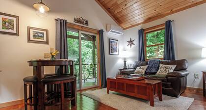 Starry Night- Honeymoon Cabin| Hot Tub| Near GSMNP