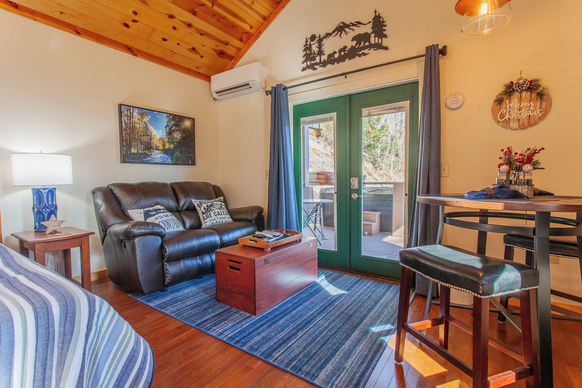 Smart-tv, eldstad, dvd-spelare och ett filmbibliotek