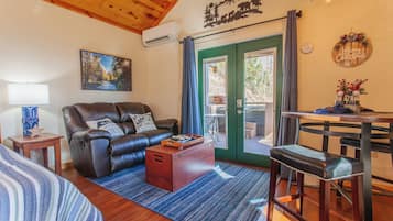 Smart-tv, eldstad, dvd-spelare och ett filmbibliotek