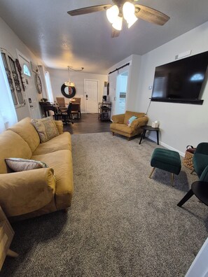 TV - City Center Charm - 3C Cozy Cottage, 3-bedroom house in charming Norman (Norman)