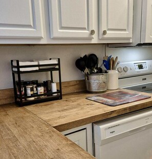 Microwave, oven, stovetop, dishwasher - City Center Charm - 3C Cozy Cottage, 3-bedroom house in charming Norman (Norman)