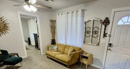 City Center Charm - 3C Cozy Cottage, 3-bedroom house in charming Norman